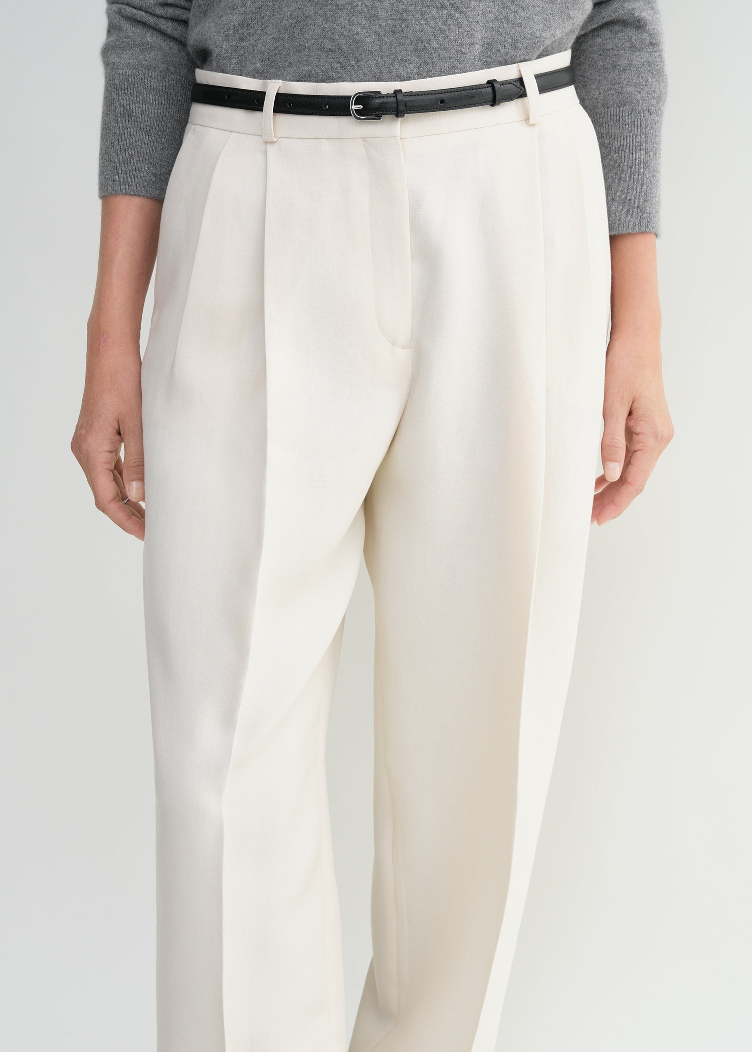 Double-pleated tailored trousers snow