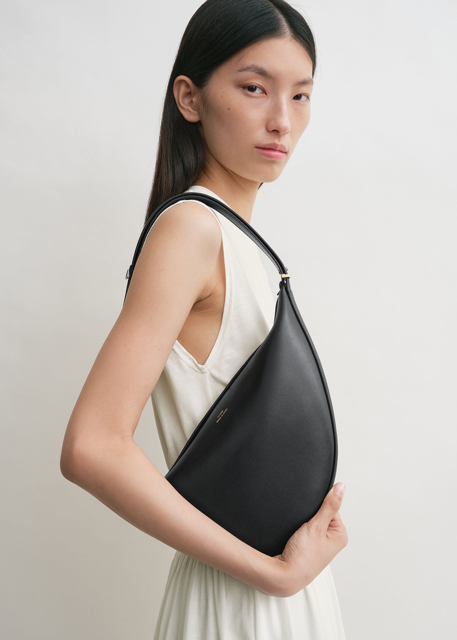 Leather scooped sling black