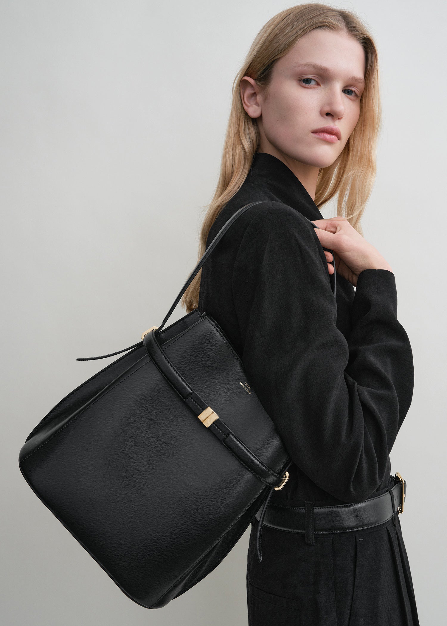 Belted leather bucket bag black
