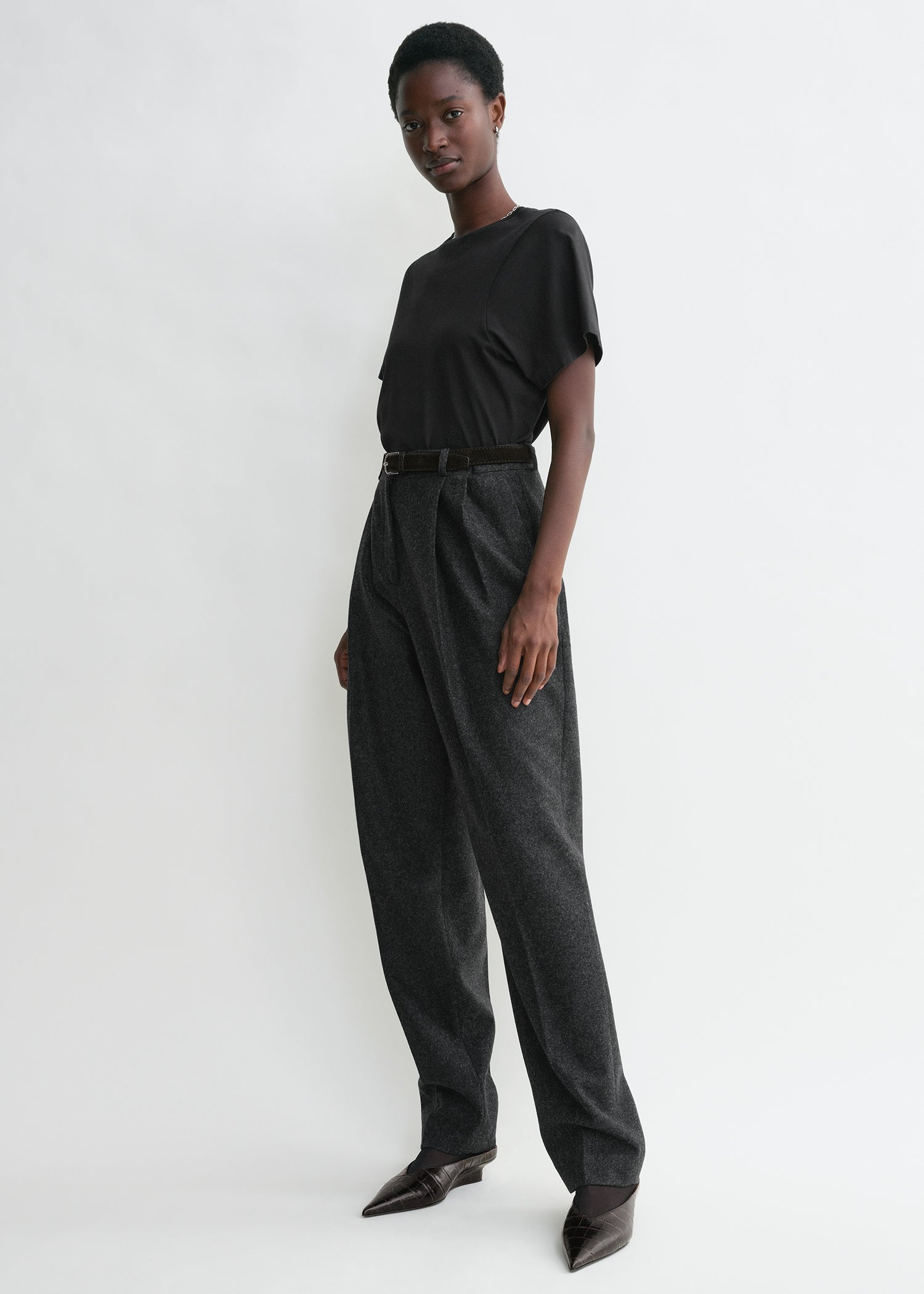 Curved seam tee black