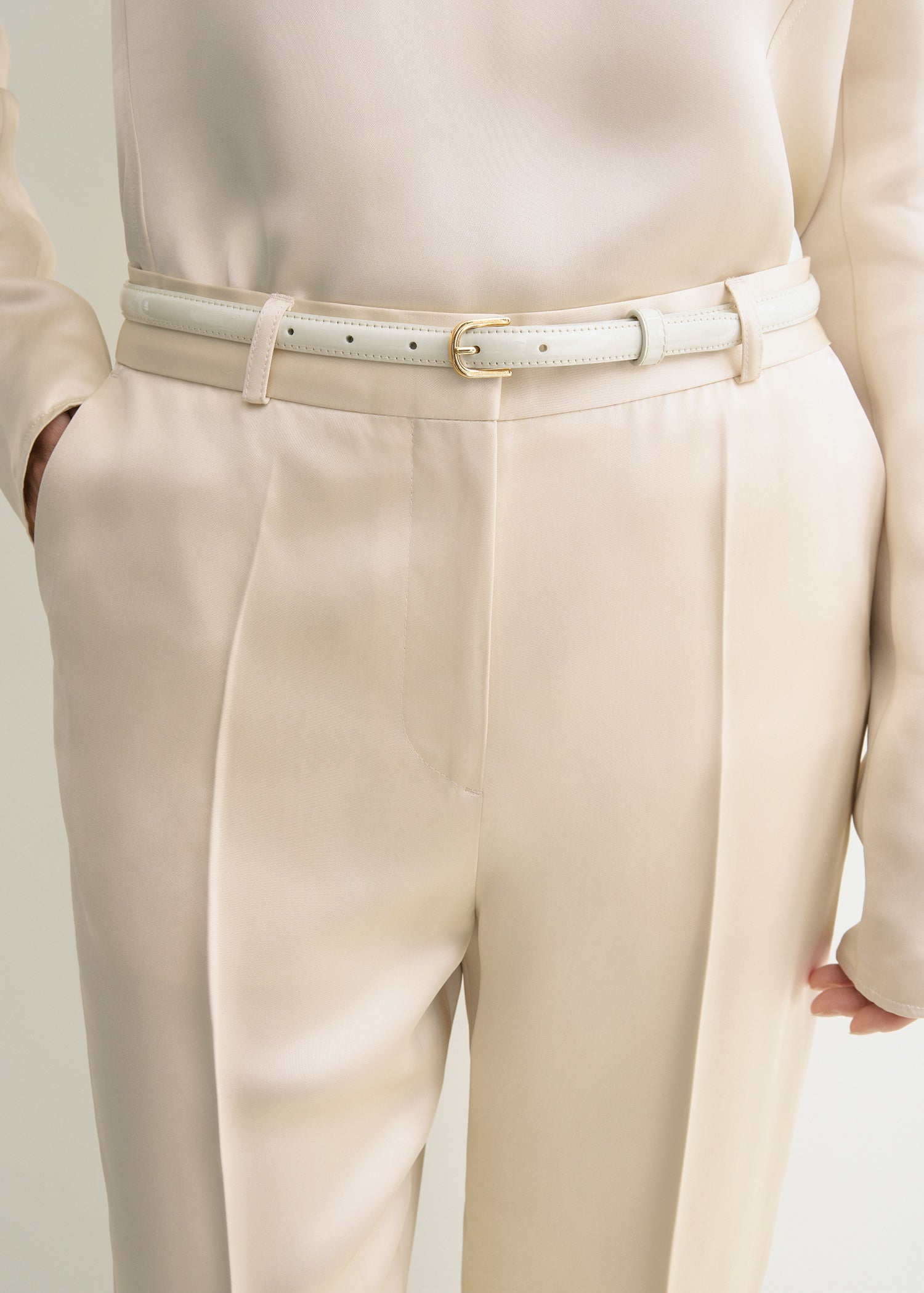 Thin patent belt bleached sand