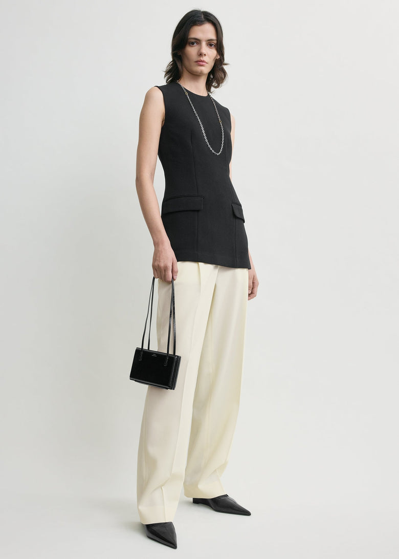 Sleeveless pocket top black