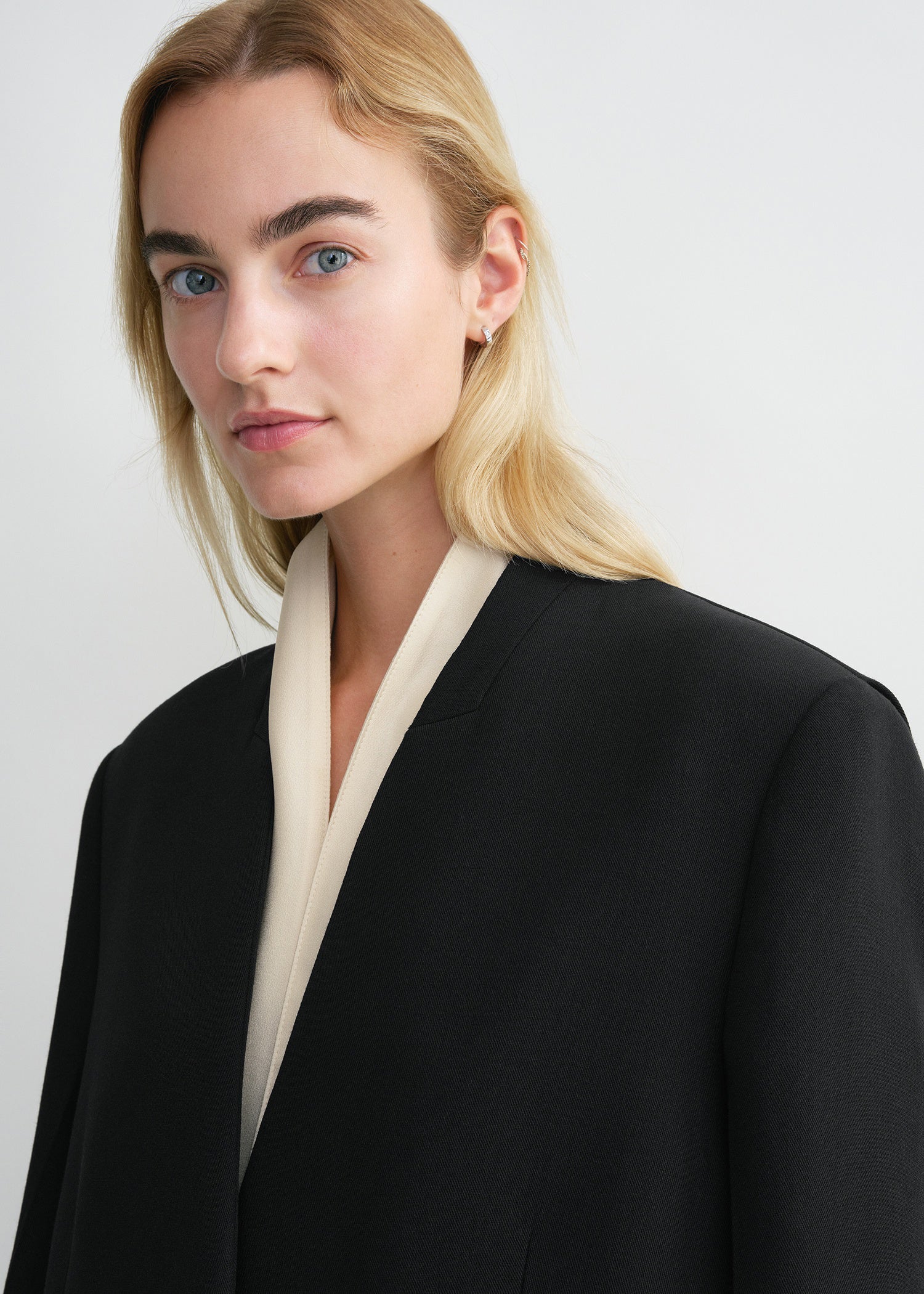 Satin tuxedo scarf macadamia