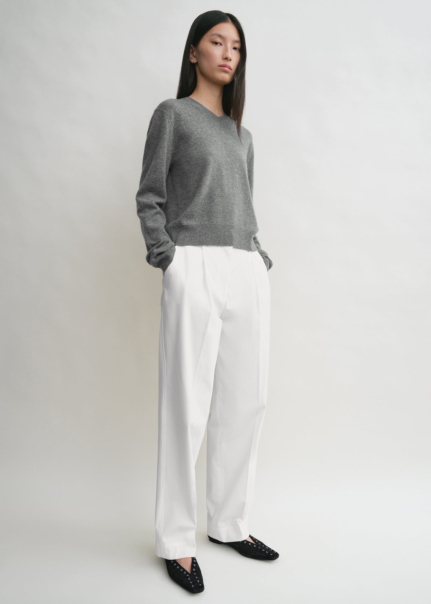 Classic V-neck knit grey