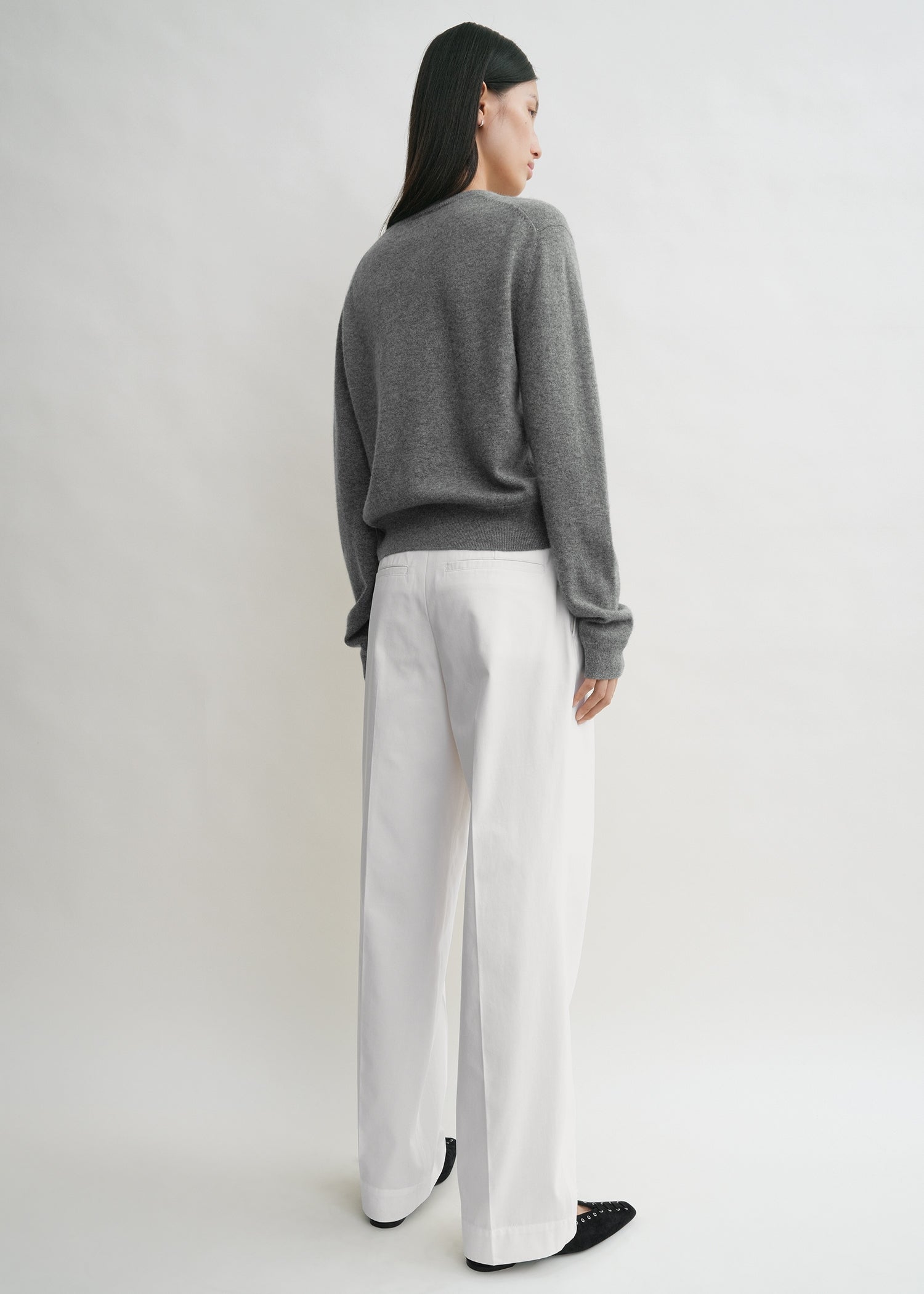 Classic V-neck knit grey