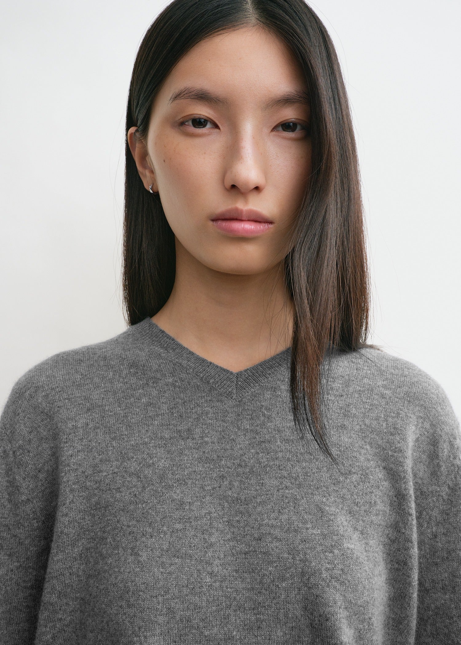 Classic V-neck knit grey
