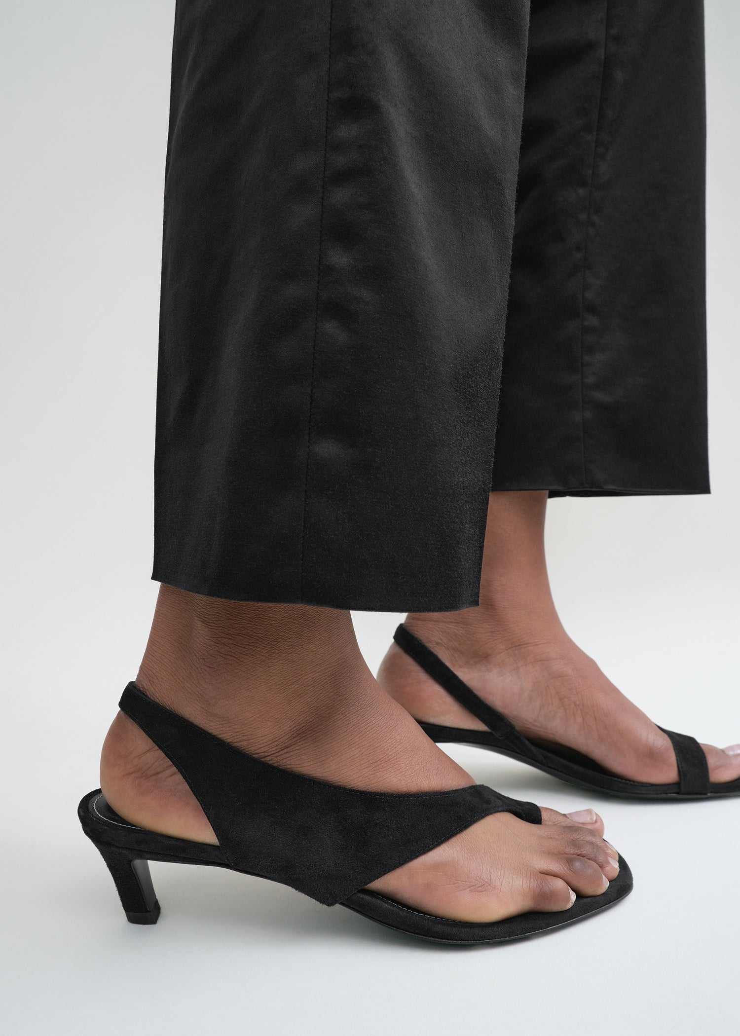 Suede heeled thong sandals black