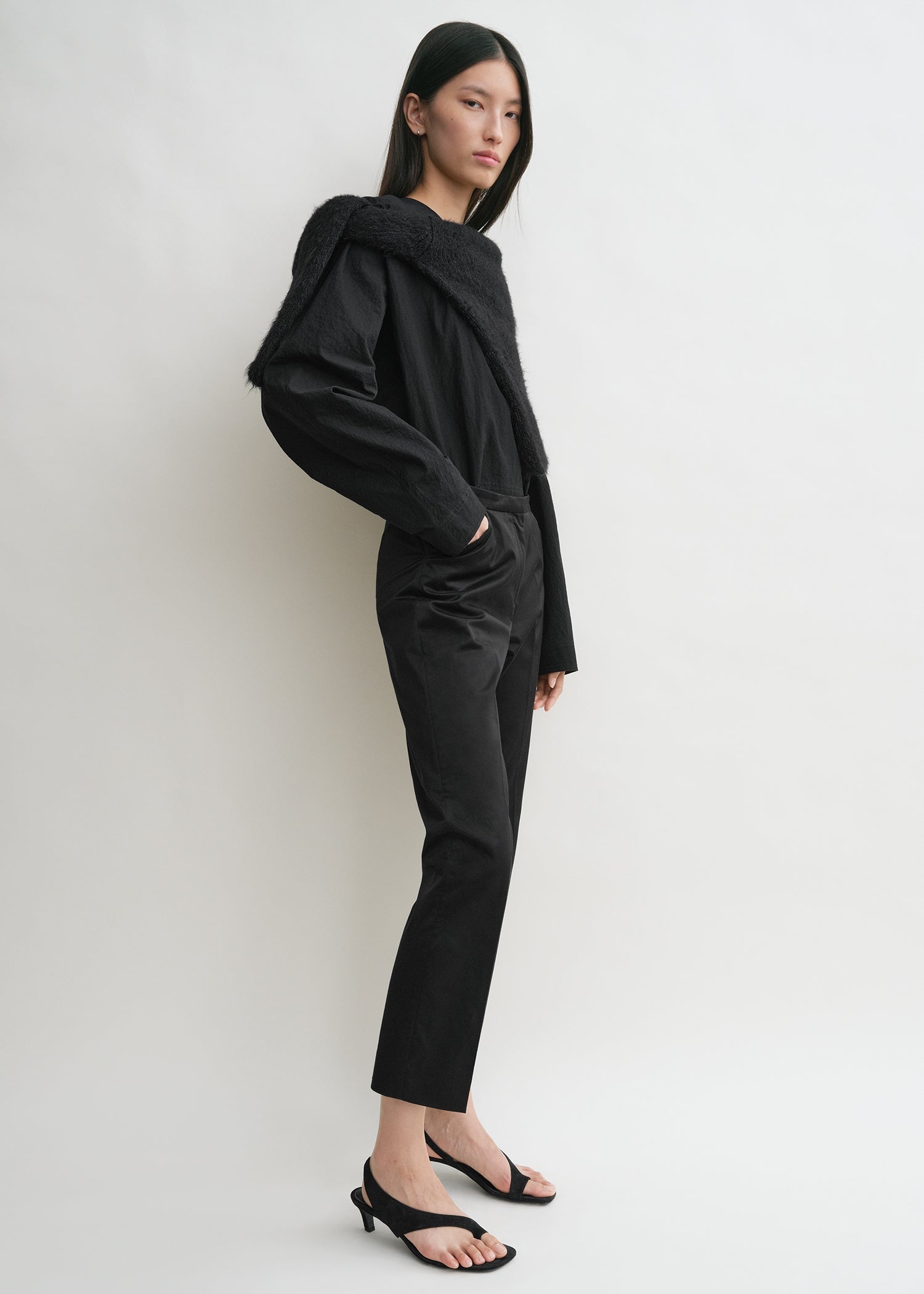 Cropped straight trousers black