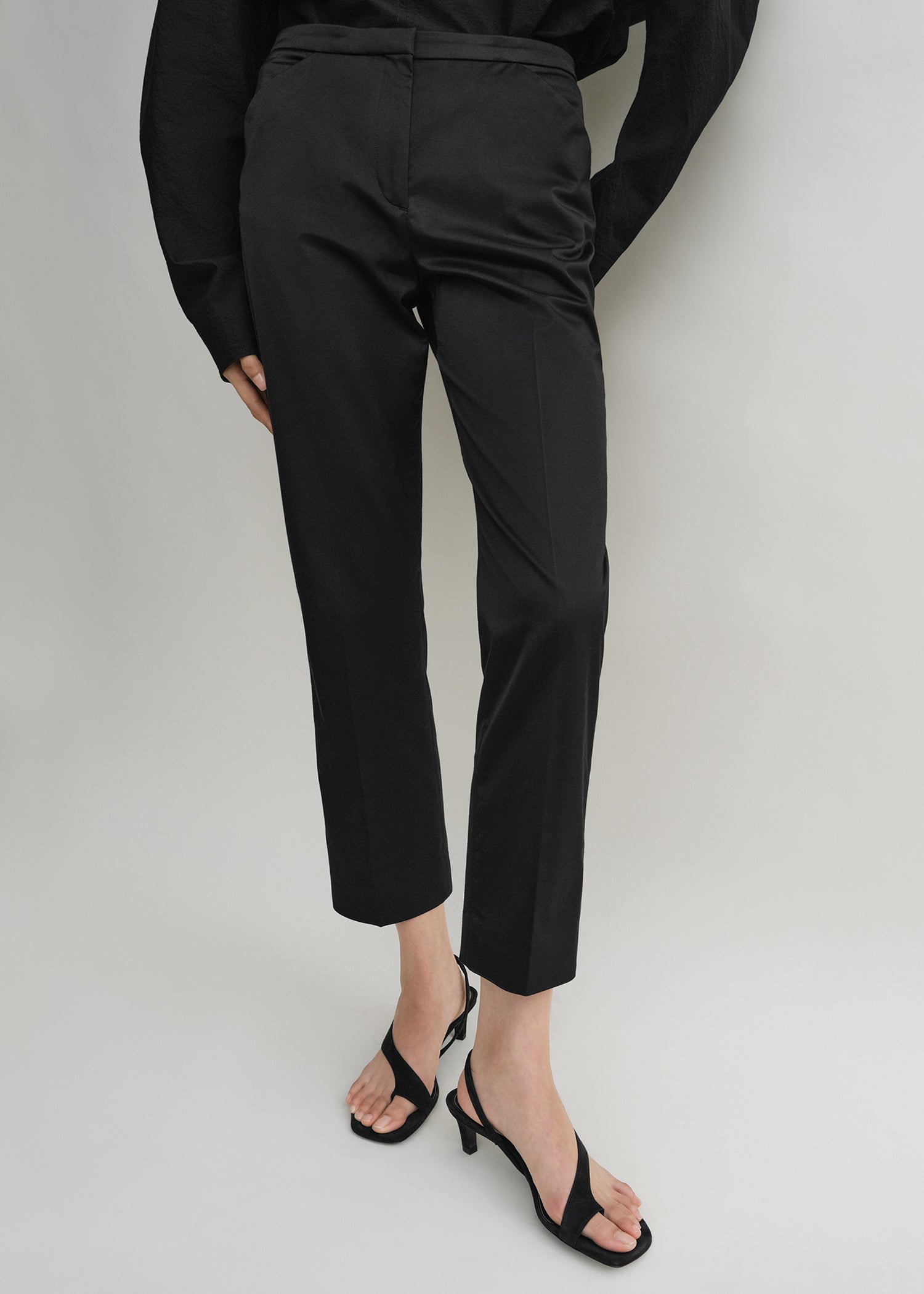 Cropped straight trousers black