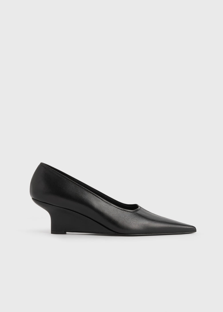 Sharp nappa wedge pumps black