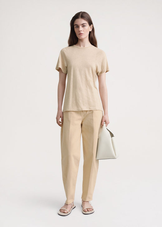 Curved seam linen tee sand – TOTEME
